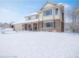7936 Rampart Trl, Waterford, MI 48327