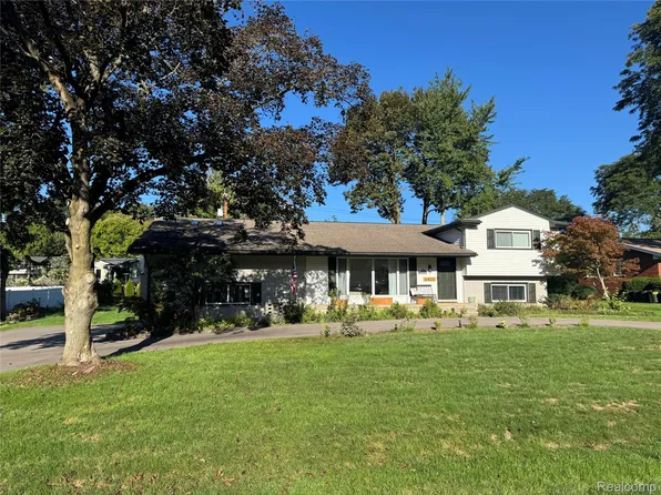6820 White Pine Dr, Bloomfield Hills, MI 48301