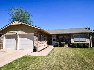 1033 NW 24th St, Moore, OK 73160