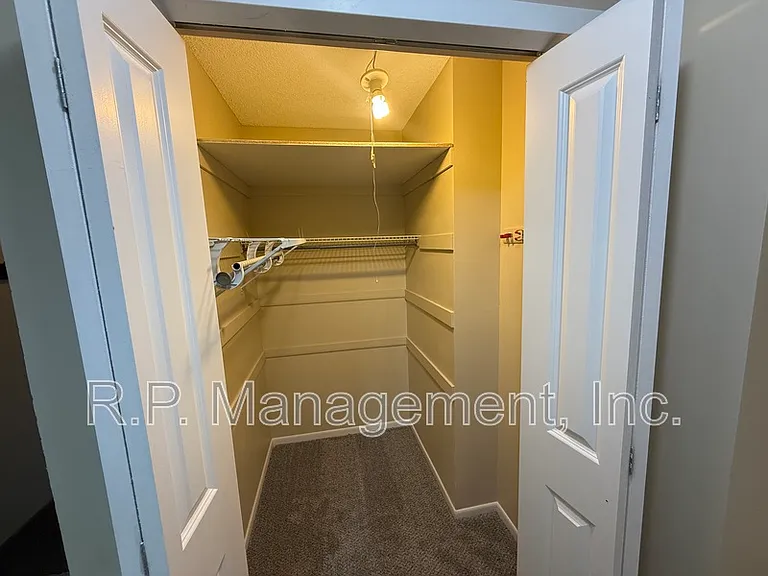 555 Lake Cove Ct — Photo 6