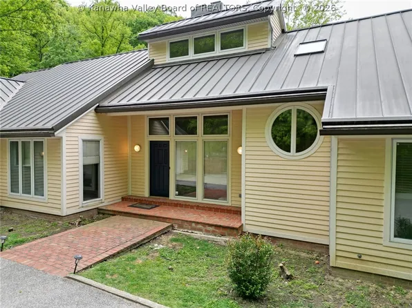 8 Quail Cove Rd, Charleston, WV 25314