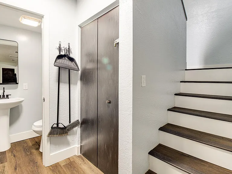 425 W Rich Ave — Photo 7