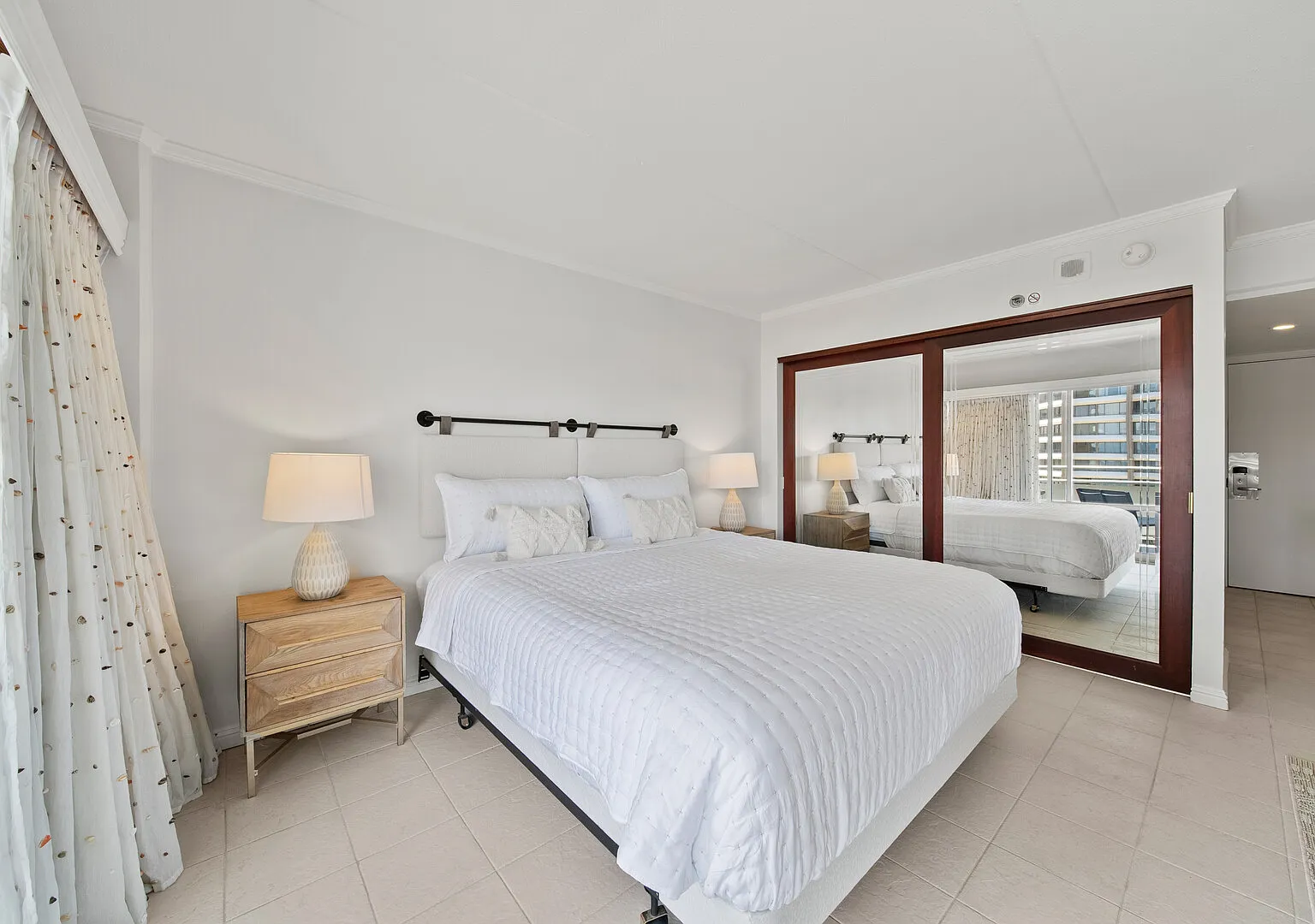 City View Ilikai Queen 1 BDRM Kitchenette and Pool — Photo 2