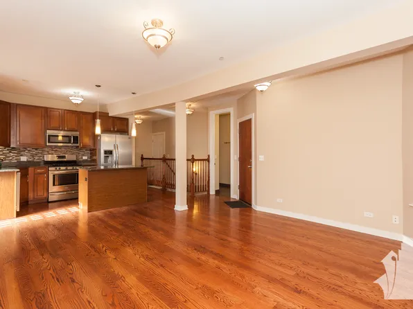 816 W Newport Ave #1R, Chicago, IL 60657