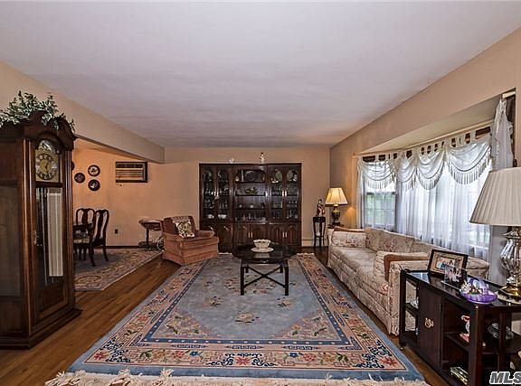 4th image of 25 Old Town Ln