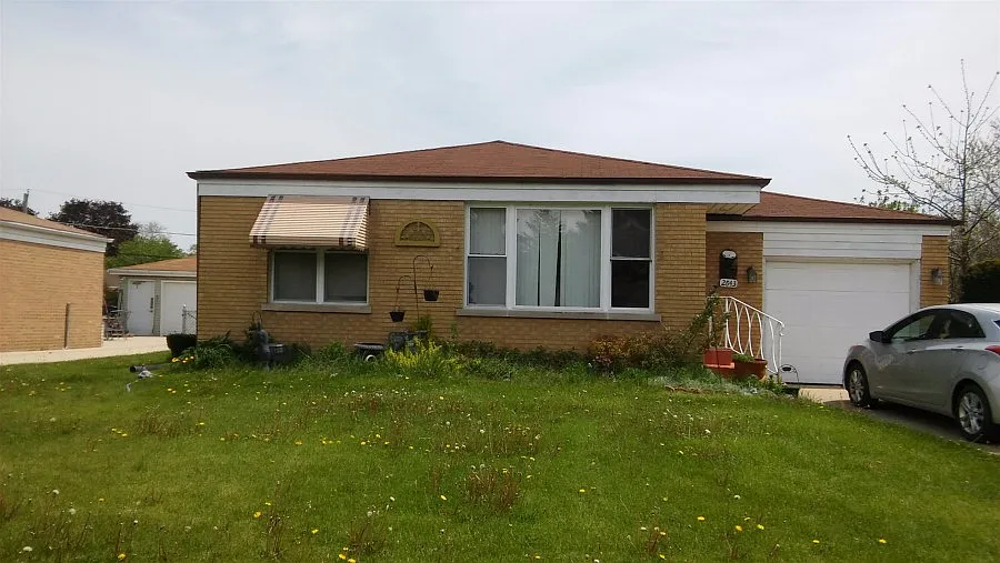2643 Sarah St photo 1