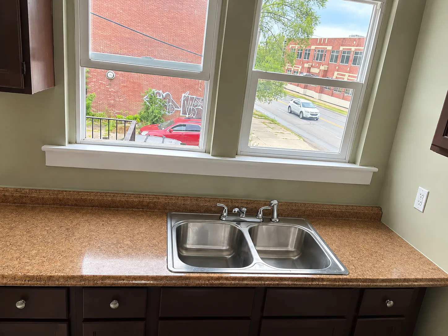 3 bed, $1,100 — Photo 4