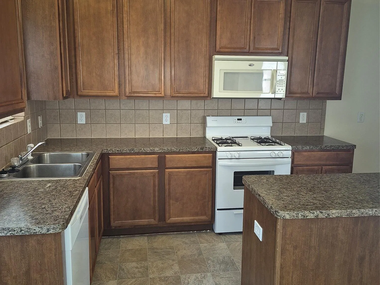 3 bed, 2.5 bath, 2193 sqft, $1,995 — Photo 4