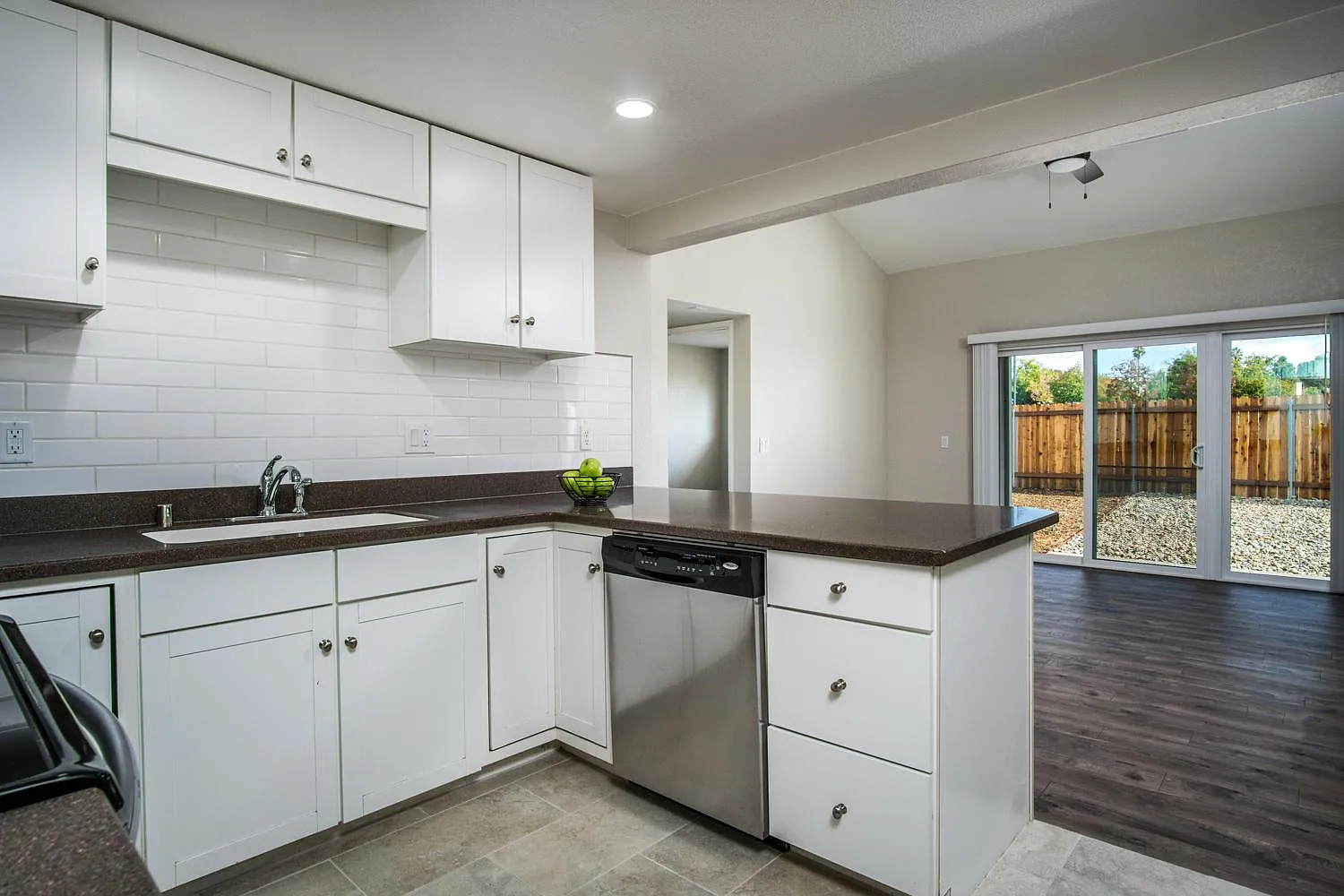 3 bed, 1250 sqft, $2,550 — Photo 4