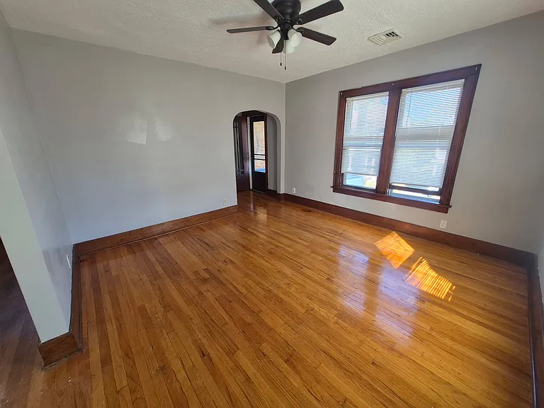 360-362 Locust Ave #2 — Photo 2