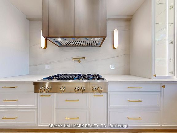 3rd image of 152 Olde Bayview Ave