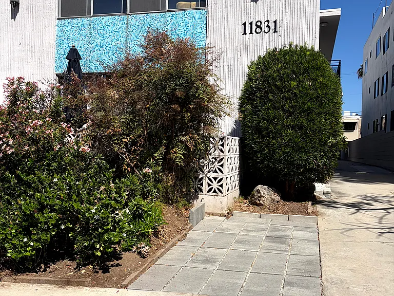 11831 Mayfield Ave #6 — Photo 14