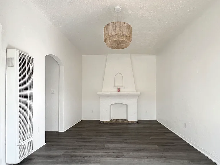 3325 E 2nd St #5 — Photo 2