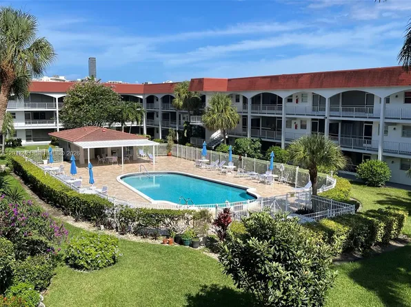581 Blue Heron Dr, Hallandale Beach, FL