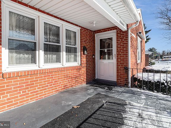 5th image of 2440 Parkway Blvd