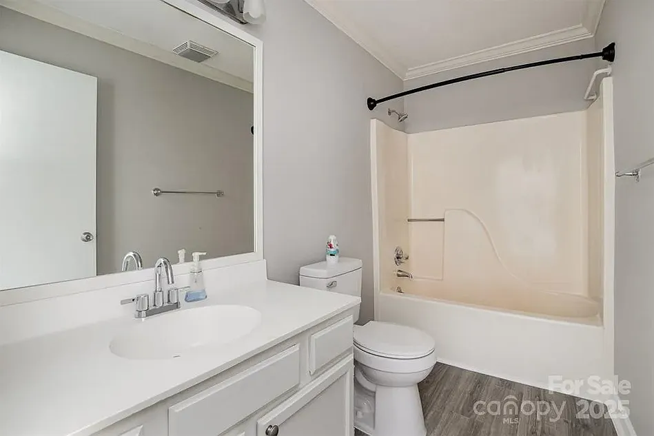 2 bed, 1018 sqft, $1,600 — Photo 3