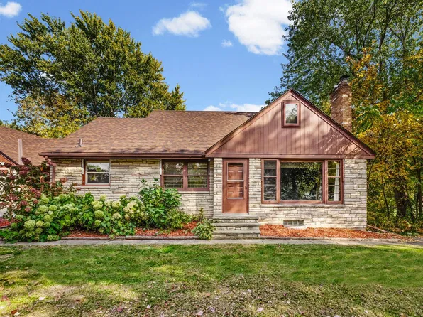 609 Silver Lake Rd NW, New Brighton, MN 55112