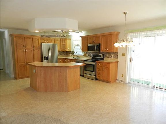 3rd image of 1004 NE White Oaks Ln