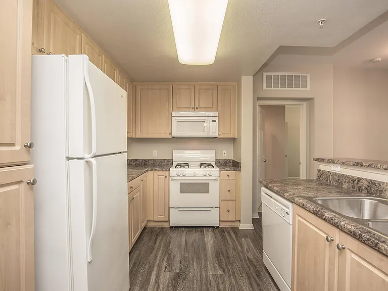 Laurel Vista Apartment Homes — Photo 55