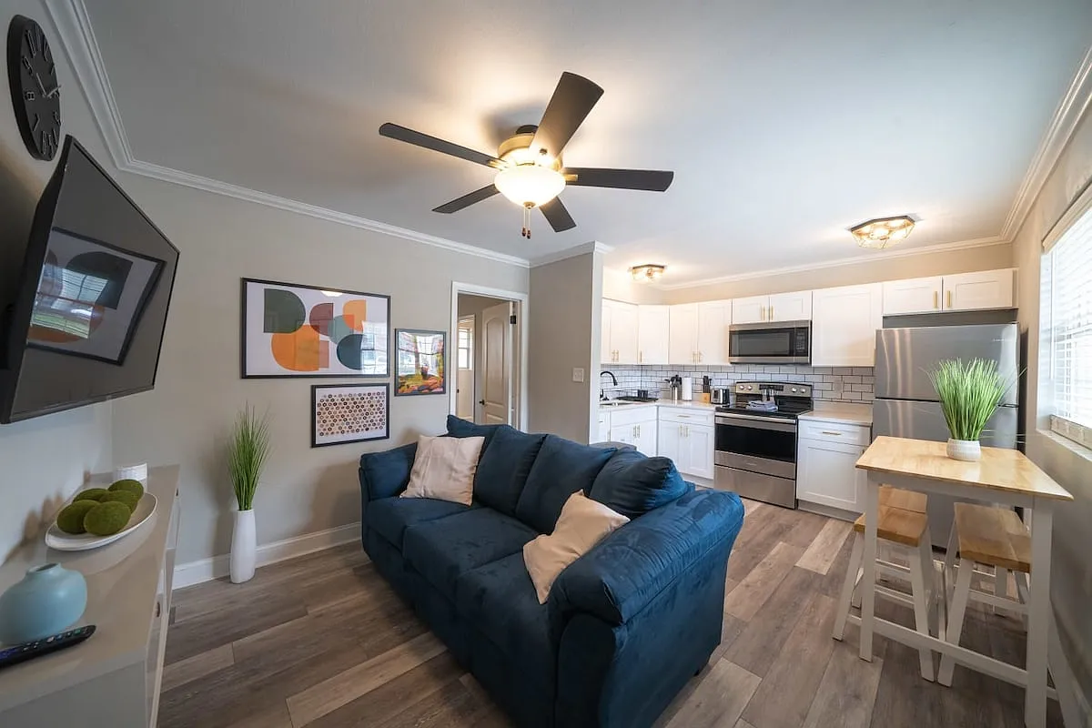 1 bed, 400 sqft, $2,100 — Photo 1