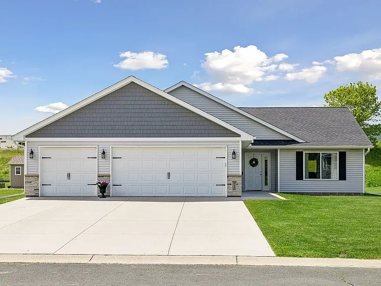 720 Deer Trl — Photo 2