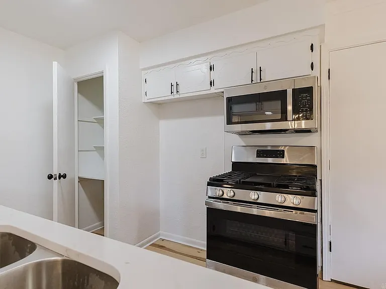 46 Rosemoor Dr — Photo 2