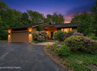 96 Wolf Hollow Rd, Lake Harmony, PA 18624