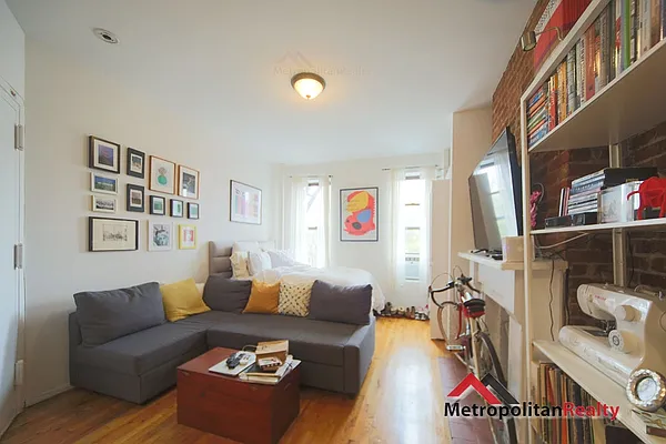Rented by Metropolitan Realty | media 3