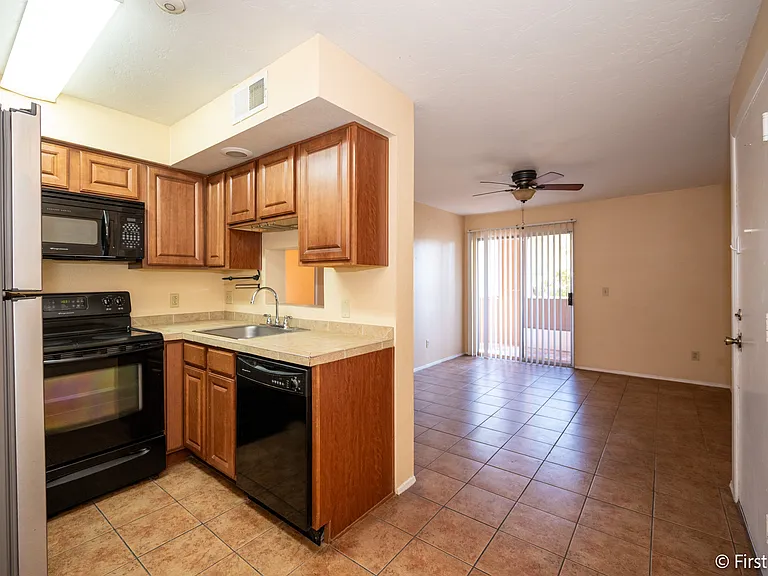 1810 E Blacklidge Dr #316 — Photo 1