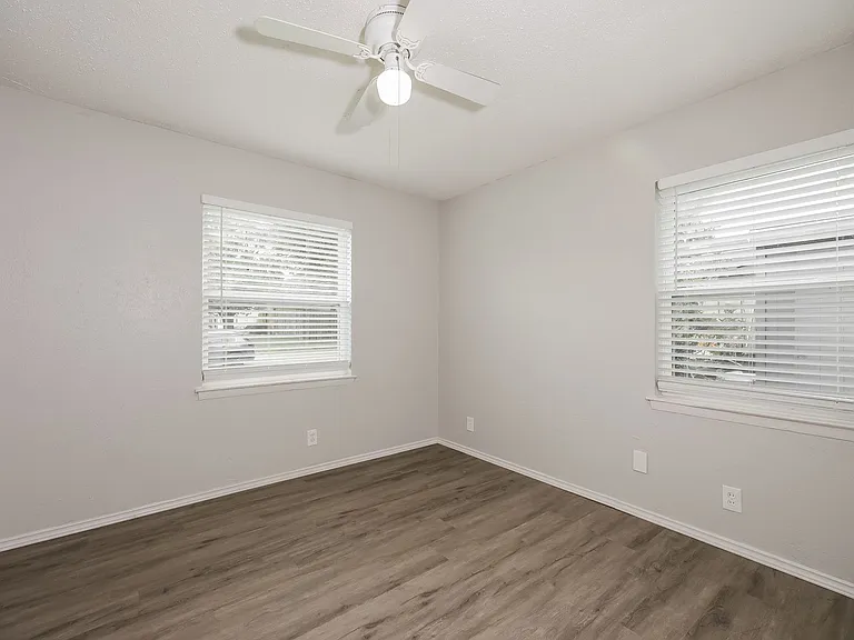 1238 Narcissus Ln — Photo 14