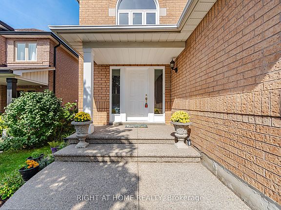 2nd image of 975 Mantle Cres