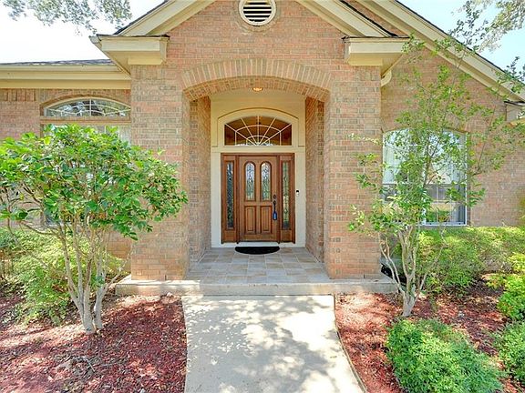 3rd image of 200 Oak Meadow Dr