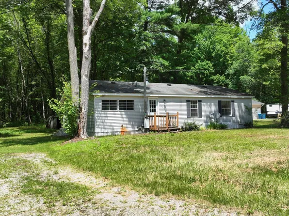 820 W Sand Beach Dr, Sanford, MI 48657