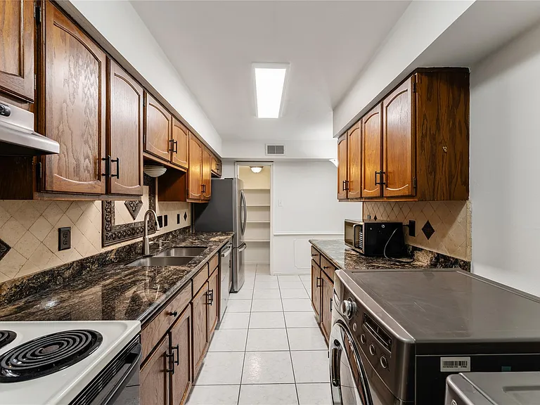 359 N Post Oak Ln #127 — Photo 11