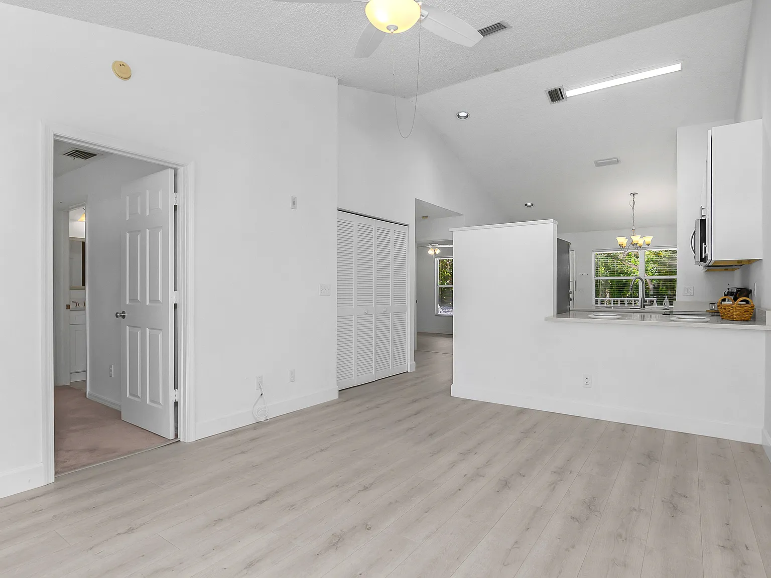 2 bed, 1030 sqft, $2,000 — Photo 4