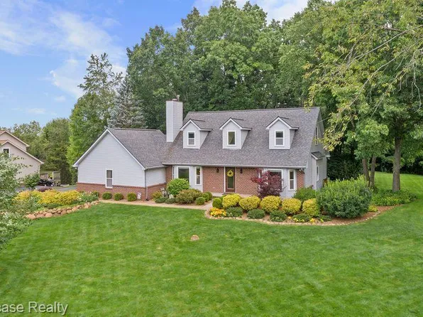 6099 Hidden Pines Trl, White Lake, MI 48383