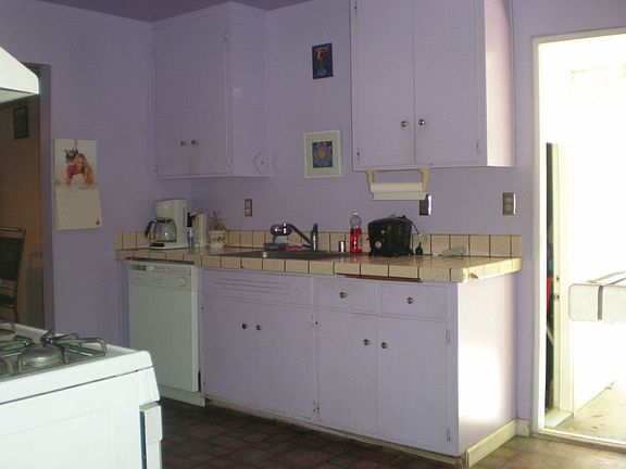 spacious kitchen w/breakfast bar