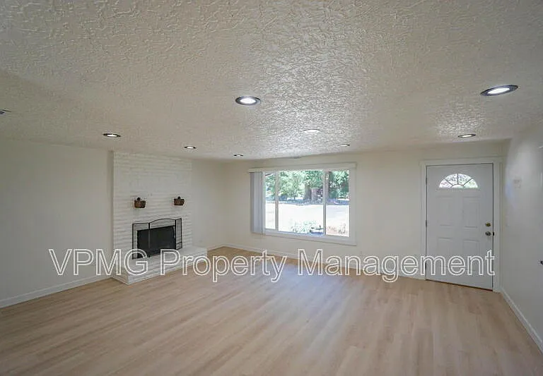 19505 NE 11th St — Photo 7