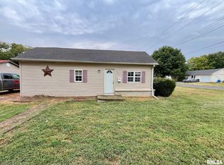 517 N Pine St, Taylorville, IL 62568