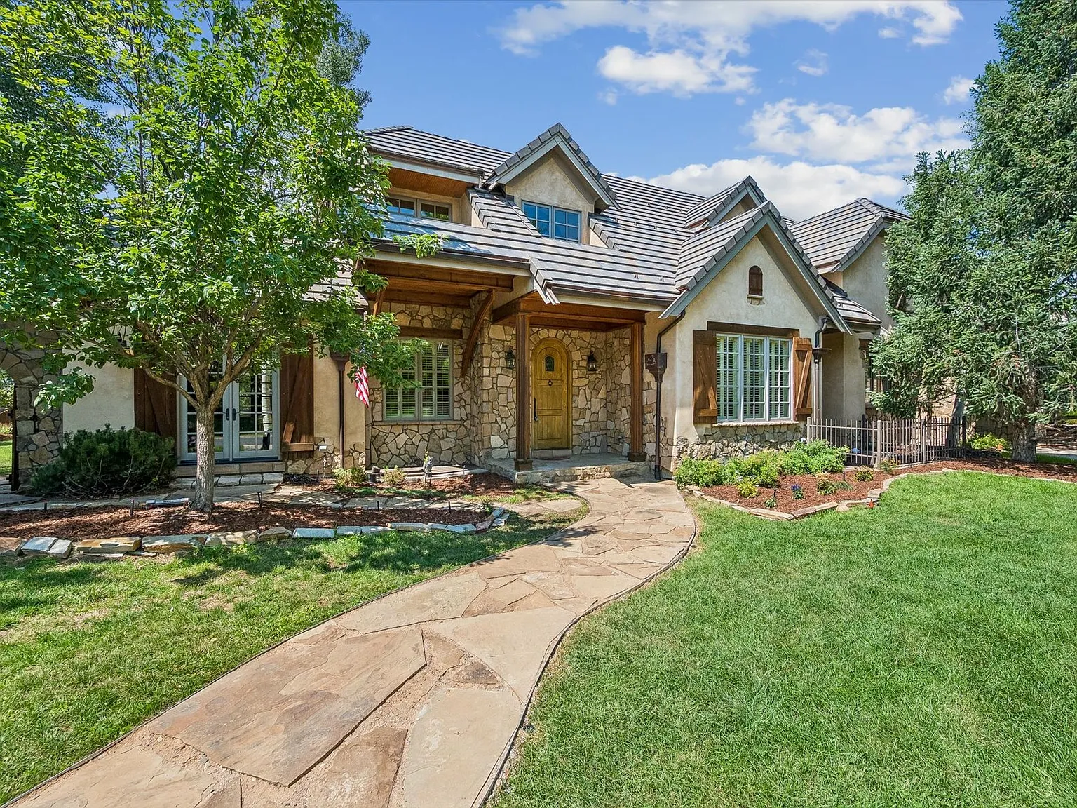 6 bed, 5.0 bath, 6371 sqft, $14,500 — Photo 2