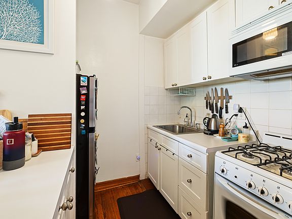 5th image of 239 W 16th St APT D2
