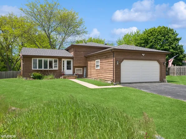 4832 Crest Ct, Waukegan, IL 60087