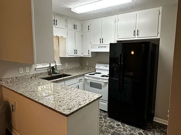 Kitchen with Refrig, Stove and Dishwasher. Granite countertops