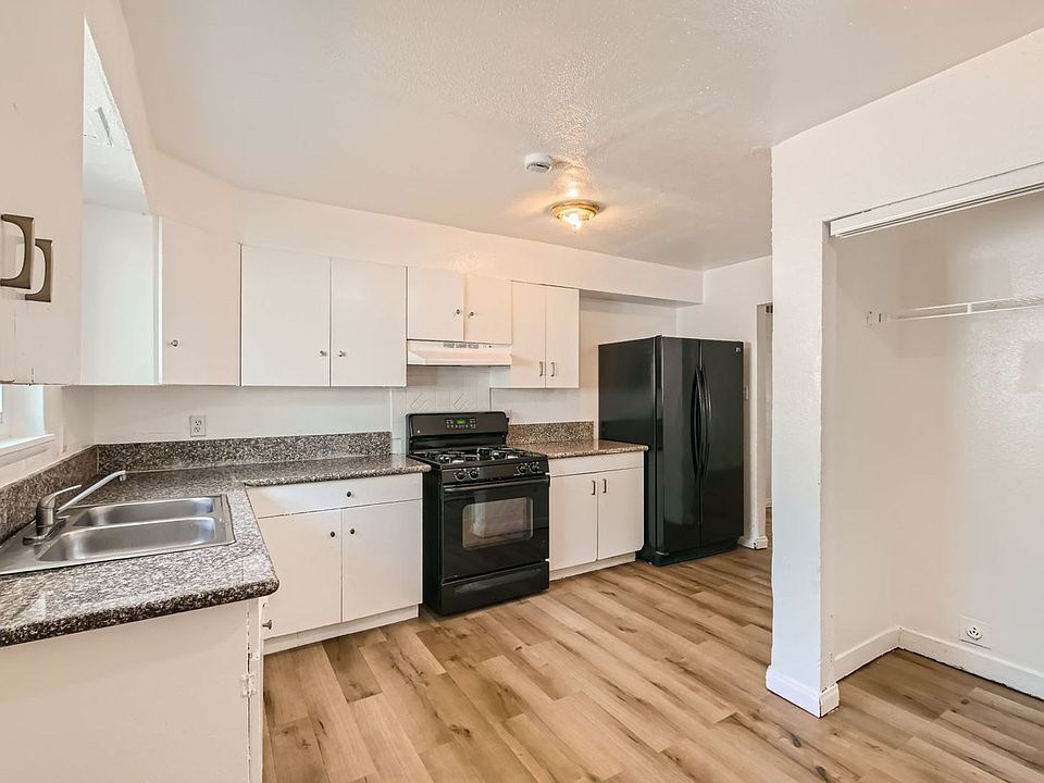 1st image of 214 George Pl #216