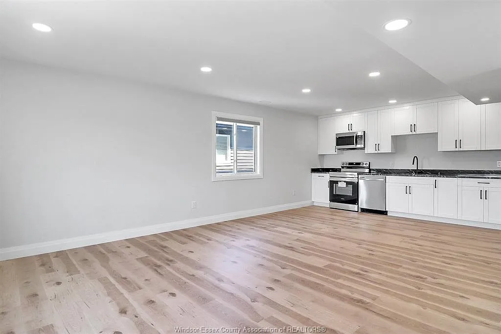 3 bed, 1.5 bath, $2,400 — Photo 2