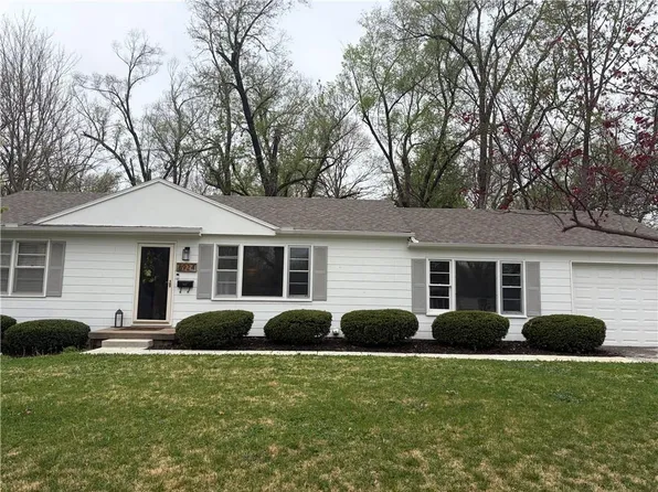 8924 Hardy St, Overland Park, KS 66212