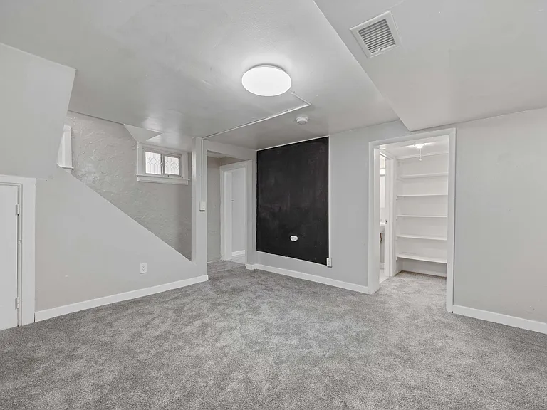 Thomas Logan Apartments — Photo 17