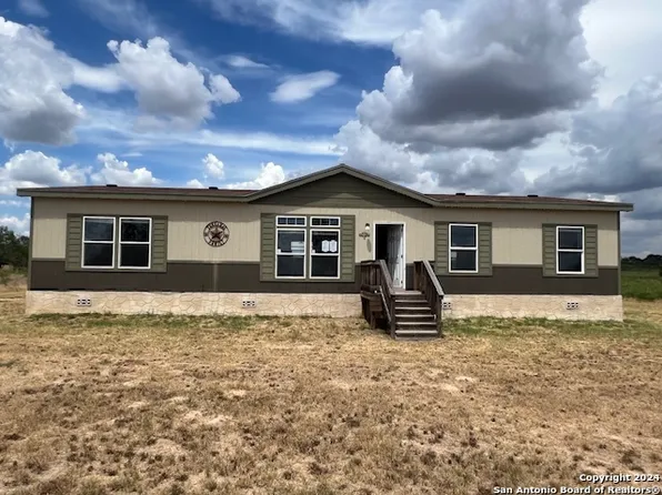 157 PR 677, Devine, TX 78016