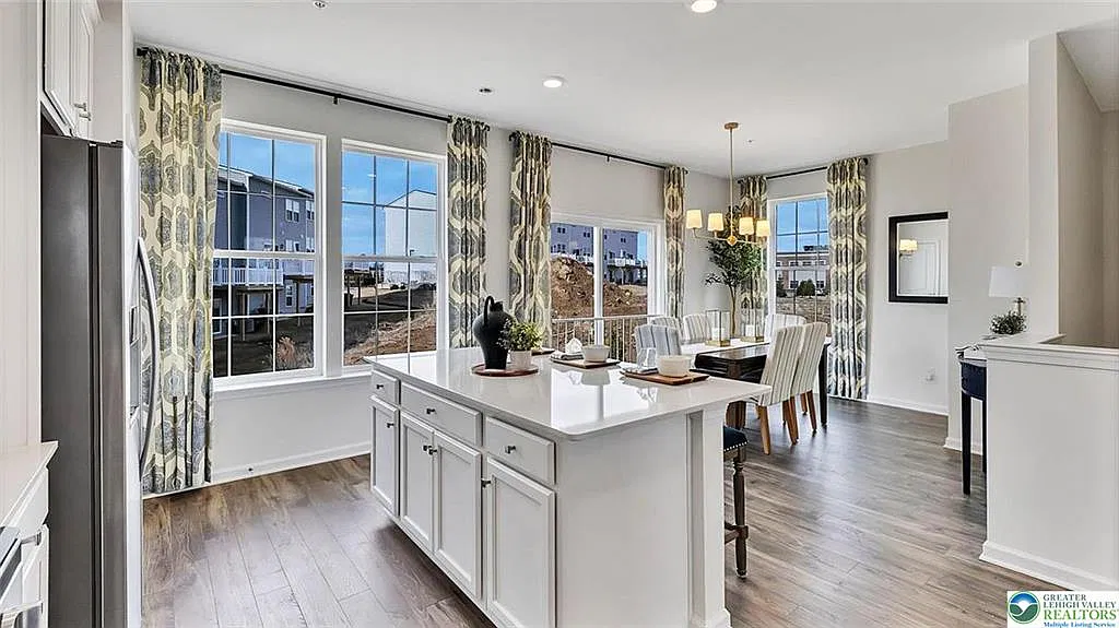 2 bed, 3.5 bath, 1969 sqft, $2,800 — Photo 3