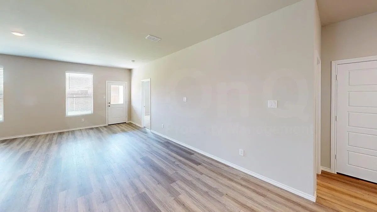 4 bed, 2.5 bath, 2033 sqft, $2,179 — Photo 4